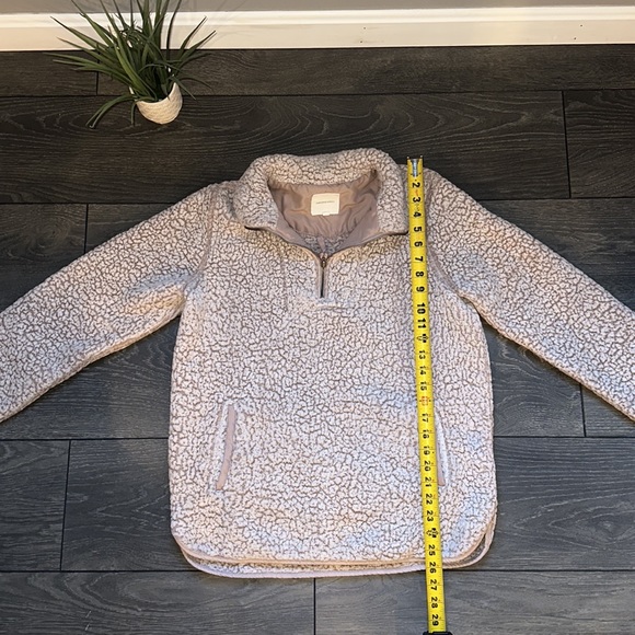 Woman’s Universal Thread 1/4th zip up - Picture 3 of 6